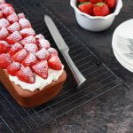 Yoghurtcake met aardbeien en slagroom