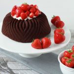 Chocolade Bundt Cake met Slagroom en Aardbeien